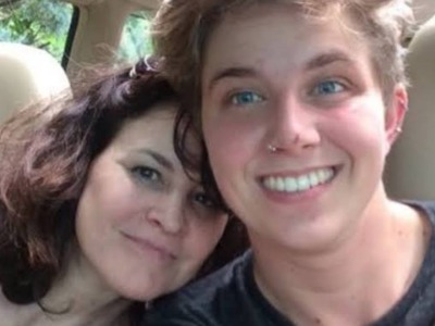 Beckett Lansbury and his mother Ally Sheedy took a selfie.